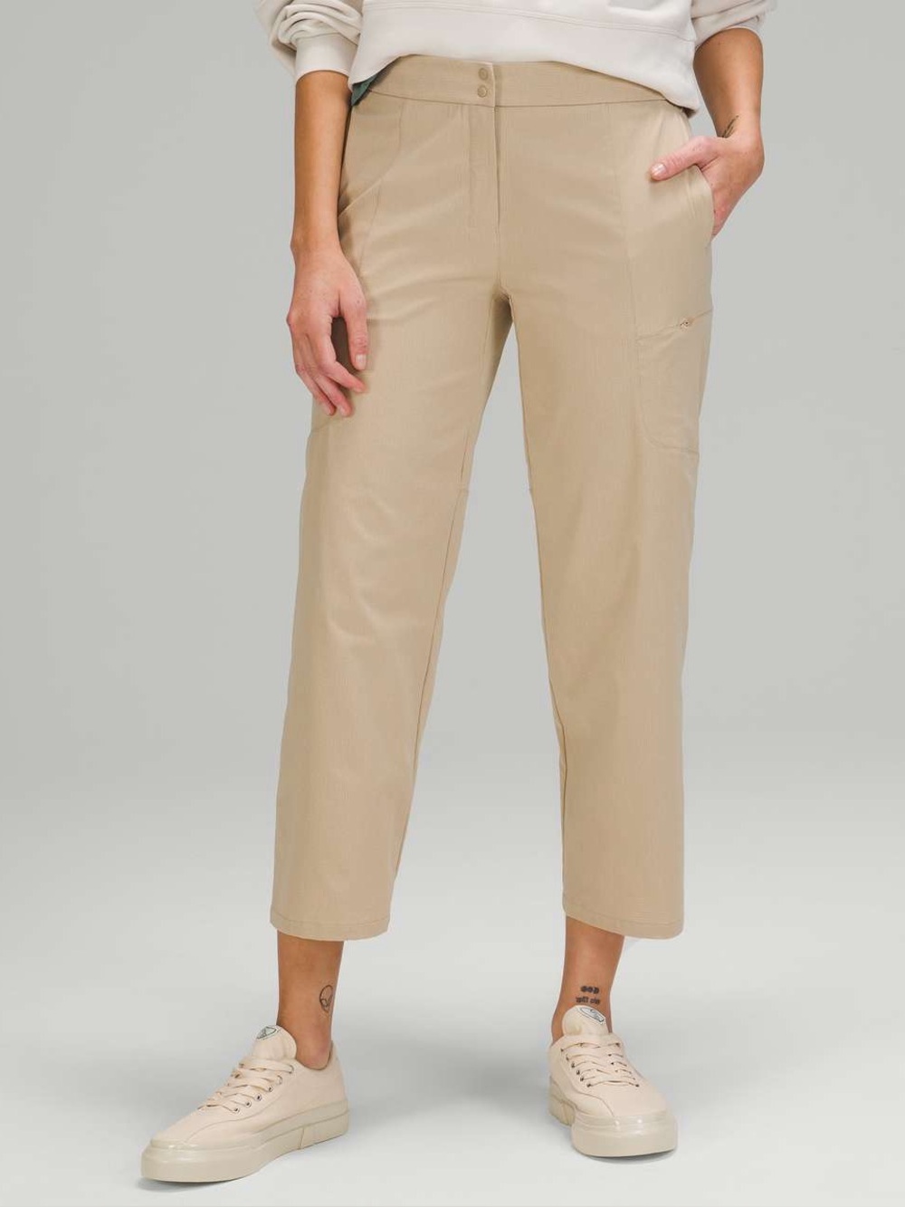 Lululemon Ventlight Cargo Mid Rise Crop 26" Trench Tan Size 10 Medium Travel